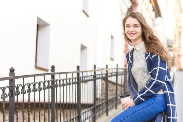 Schöne junge Frau trinkt draußen Kaffee — Stockfoto