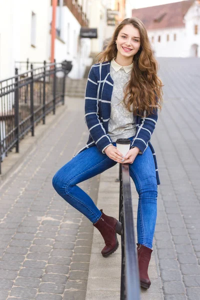 Cheerful  stylish  young woman in street drinking coffee — Stock Photo, Image