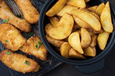 Yakın plan çıtır tavuk ve patates.