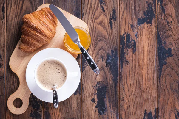 Два круасани та кава - класичний французький сніданок — стокове фото