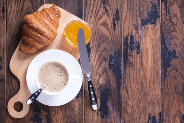 Класичний французький сніданок круасан і апельсинове варення — стокове фото