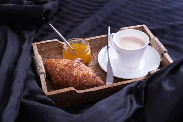 Сніданок у ліжку з кавою та круасанами та варенням — стокове фото