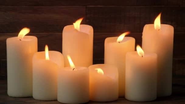 Brennende Kerzen Großaufnahme Auf Holzuntergrund Weihnachtsfeier Oder Geschmückter Feiertag Und — Stockvideo