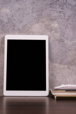 İşyerinde fotokopi alanı olan tablet bilgisayar. ofis şablonu