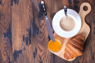 Portakal reçelli kapuçino ve kruvasan. Klasik Fransız kahvaltısı. Metin için alanı kopyala