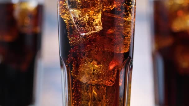 Sluitbellen Glas Met Cola Ijsblokjes Bubbels Rijzen Van Bruisende Drank — Stockvideo