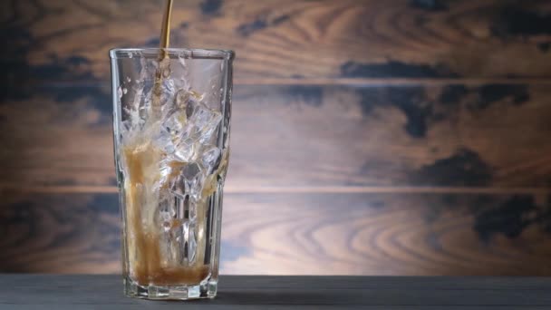 Cola Glas Mit Eiswürfeln Gießen Soda Mit Eis Und Blasen — Stockvideo