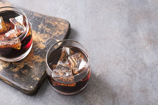 冷たいコーラとコピースペース付きの氷のキューブと2つのガラス ロイヤリティフリーのストック画像