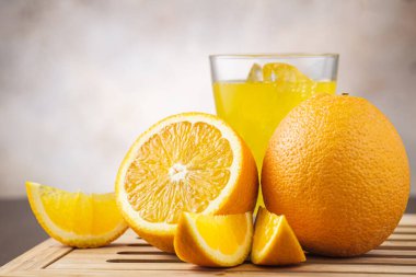 Kapalı portakal suyu dilimli. Vejetaryen ve organik yiyecek ve içecek.