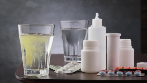 Brinnande Tablett Vitamin Faller Och Löses Upp Glas Med Vatten — Stockvideo