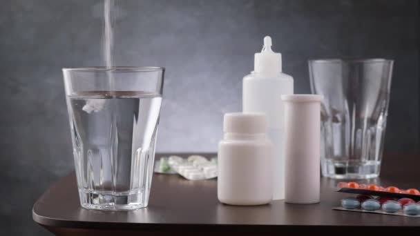 止咳或流感的药物 药粉在玻璃杯中倒入水 放在医疗背景石碑上 Arvi或流感药物 — 图库视频影像