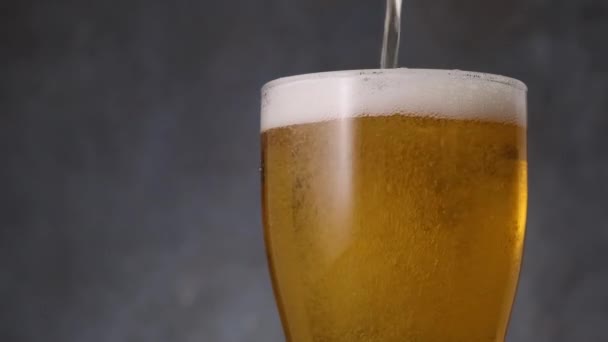 飲みながらフルグラスでビールを注ぐクローズアップ メニューまたはテキストのスペースをコピー — ストック動画
