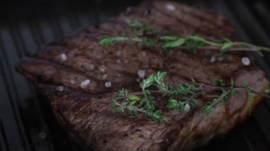 Kekikli yağlı biftek. Evde yakın çekim pişirme işlemi et