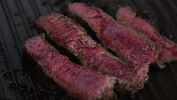 Sangrientas Rebanadas Carne Res Filete Parrilla Con Humo Primer Plano — Vídeos de Stock