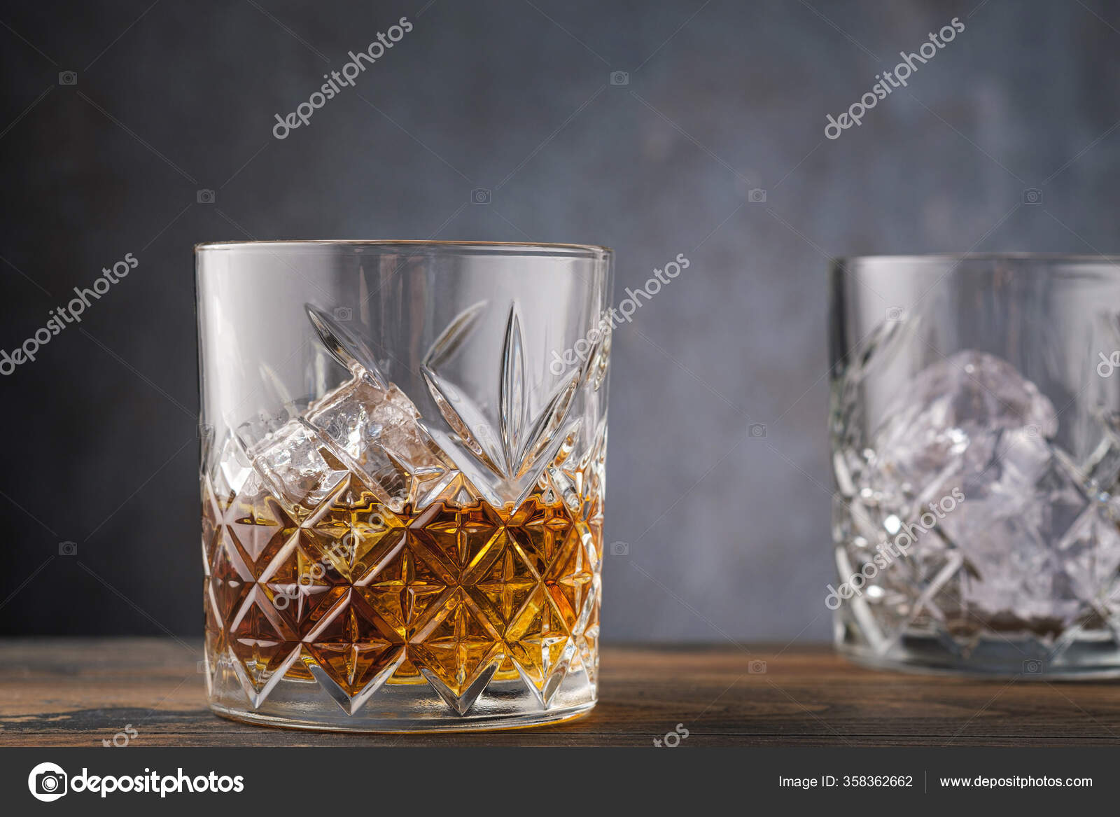 estrecho actualizar Lucro Vaso Whisky Bourbon Primer Plano Sobre Fondo Gris Oscuro: fotografía de  stock © SergeBlack #358362662 | Depositphotos