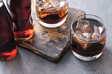 En iyi manzara soğuk köpüklü içecek şişe kolayla birlikte masada.