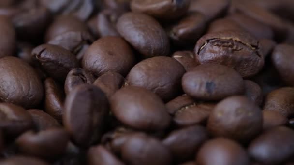 Kaffeebohnen Fallen Auf Dunkle Kaffeekörner Zeitlupe Großaufnahme — Stockvideo