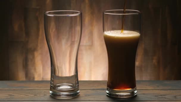 Versare Birra Scura Due Bicchieri Birra Artigianale Tazza Fondo Legno — Video Stock