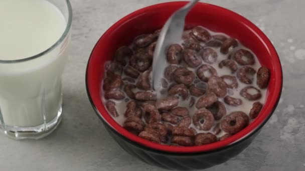 混合有机巧克力早餐谷类食品 供慢动作儿童食用 — 图库视频影像