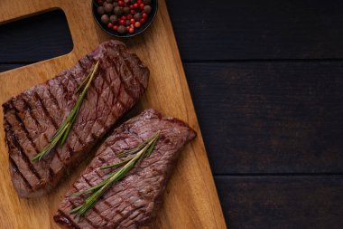 İki ızgarada biftek ve yemek tarifi için fotokopi alanı.