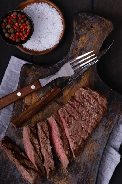 Filete Ternera Rebanado Con Cuchillo Tenedor Especias Tabla Cortar Primer — Foto de Stock