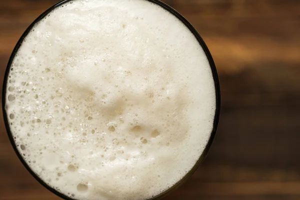 Bardaktaki Köpüklü Biranın Hemen Üstünde Yakın Plan Köpüklü Bira — Stok fotoğraf