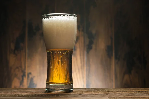 Gouden Licht Bier Glas Met Schuim Houten Ondergrond Met Kopieerruimte — Stockfoto