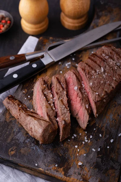 Filete Ternera Cocido Rebanado Tabla Cortar Carne Con Cuchillo Tenedor — Foto de Stock