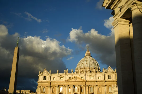 The Basilica of St. Peter at dawn — Stock Photo, Image