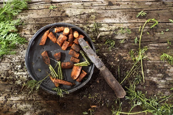Pulire un mazzo di carote — Foto Stock