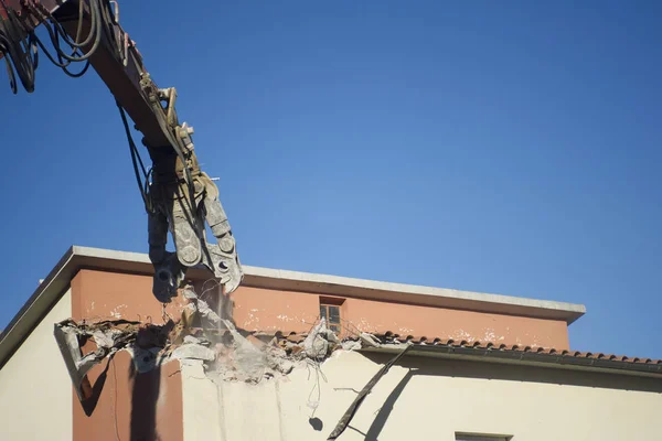 The controlled demolition of a house — Stock Photo, Image