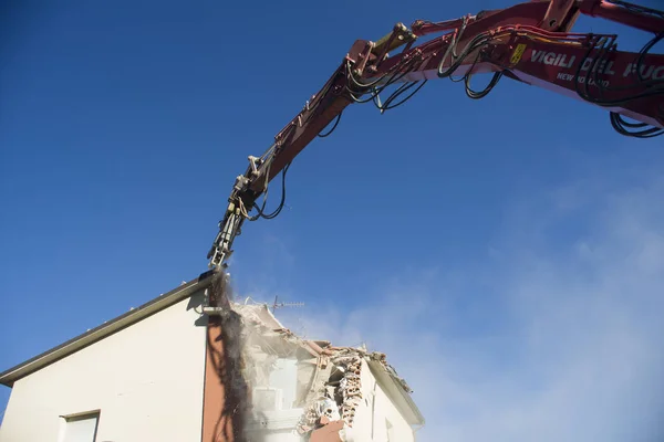 La demolición controlada de una casa —  Fotos de Stock