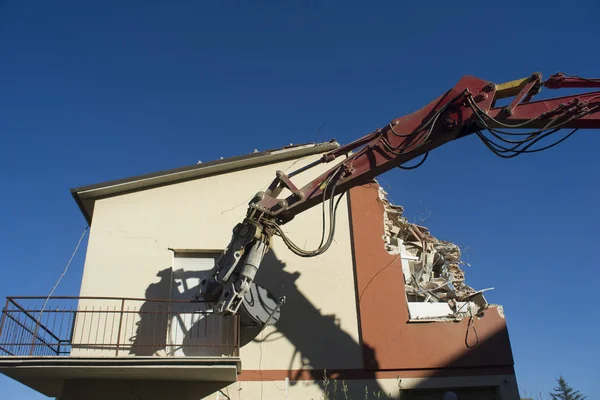 The controlled demolition of a house — Stock Photo, Image