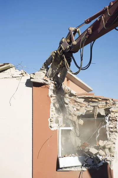 La demolición controlada de una casa — Foto de Stock