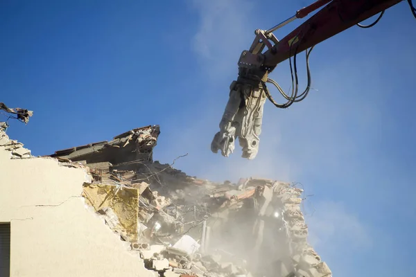 Kontrollerad rivning av ett hus — Stockfoto