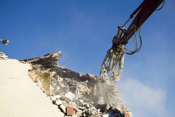 The controlled demolition of a house — Stock Photo, Image