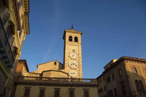 Tolentino, de toren van horloges — Stockfoto