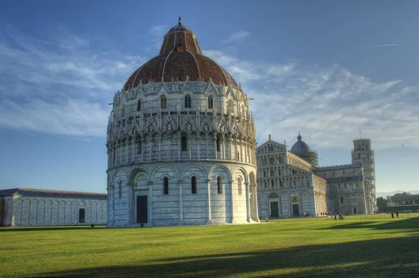 Baptisterium van Pisa plein van wonderen — Stockfoto