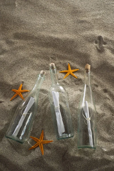 Послание в бутылке на пляже — стоковое фото