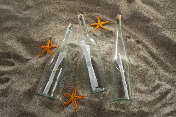 Boodschap in een fles op het strand — Stockfoto