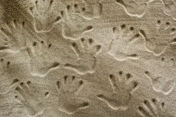 Отпечатки рук на песке — стоковое фото