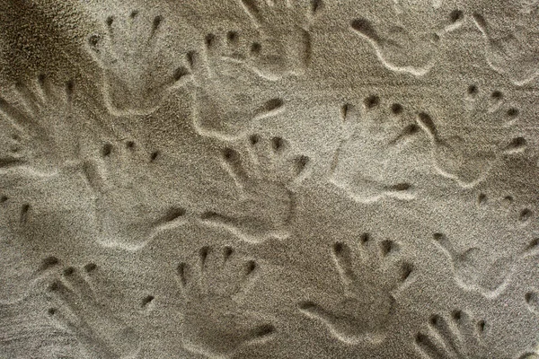 Handafdrukken in het zand — Stockfoto