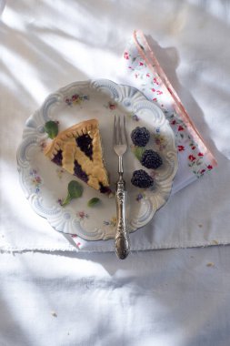 Böğürtlen reçeli ile tart