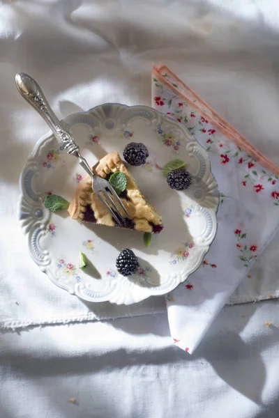 Torte mit Brombeermarmelade — Stockfoto