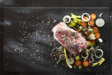 Shin çiğ domuz eti