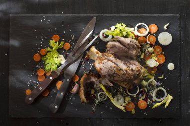 Pişmiş domuz Knuckle