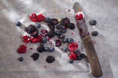 Çilek kartı kesmek