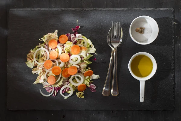 Gemischter Salat über Teller mit Schiefer — Stockfoto