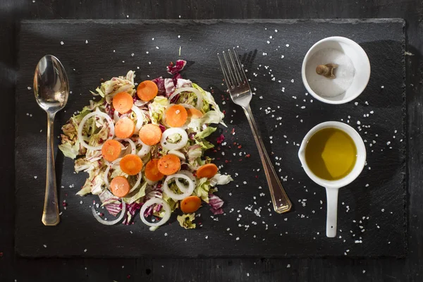 Смешанный салат на тарелке с шифер — стоковое фото