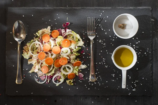 Gemischter Salat über Teller mit Schiefer — Stockfoto